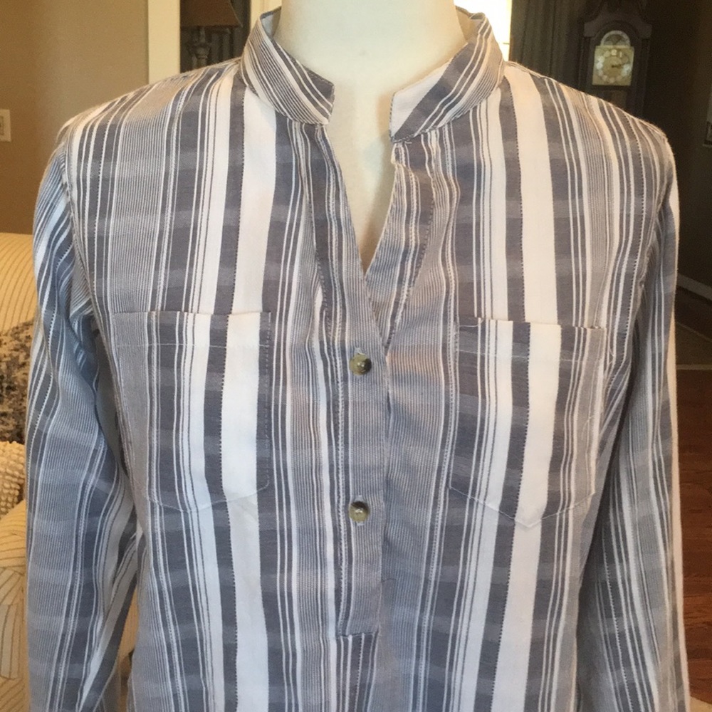 Chic Connection Blouse in Medium - Picture 3 of 13